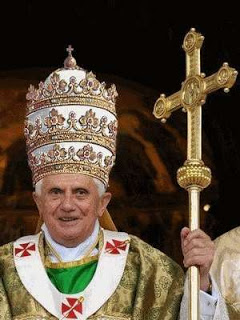 Fiktivní foto: papež Benedikt XVI. s tiarou Pia IX.