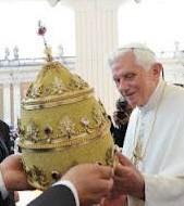 Benedikt XVI. s darovanou tiárou, 25. 5.2011